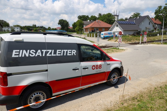 Kollision zwischen PKW und Regionalzug auf Bahnbergang in Sattledt endet glimpflich