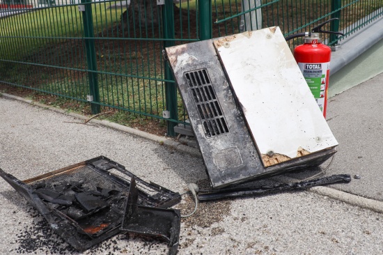 Einsatzkrfte der Feuerwehr bei beginnendem Kchenbrand in Traun im Einsatz