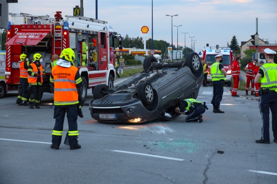 Autoberschlag bei schwerem Kreuzungsunfall auf sogenannter "Trauner Kreuzung" bei Traun