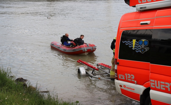 Person in Donau gestürzt - Großangelegte Suchaktion der Einsatzkräfte in Linz-Innere Stadt