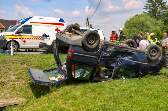 Auto bei schwerer Kollision in Pettenbach berschlagen