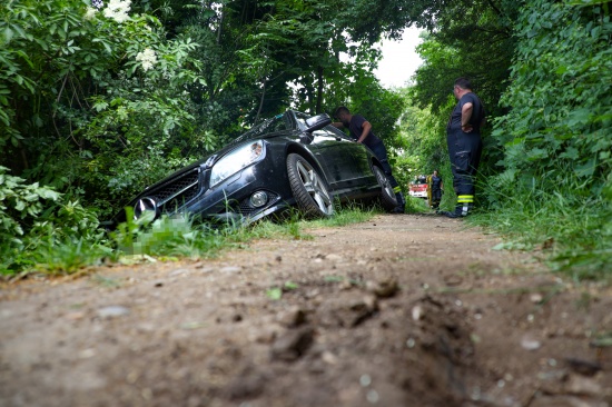 Auto steckte in schmalem Trampelpfad fest - Schwieriger Einsatz fr die Feuerwehr in Wels-Neustadt