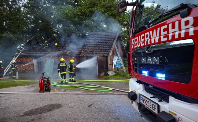 Sieben Feuerwehren bei Brand eines Holzstadls in Hartkirchen im Einsatz