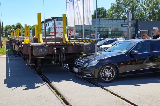 Auto auf Bahnbergang in Hinzenbach mit Bauzug kollidiert