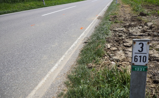 Vermeintlich schwerer Verkehrsunfall zwischen Motorrad und PKW bei Prambachkirchen endet glimpflich