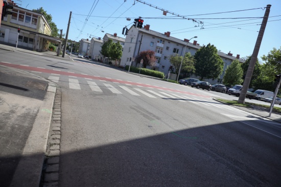 Radfahrerin (65) nach schwerem Unfall mit LKW in Linz-Neue Heimat im Krankenhaus verstorben