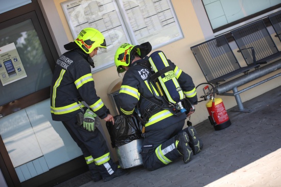 Brandeinsatz: Glosender Abfall in einem Mistkbel am Bahnhof in Marchtrenk