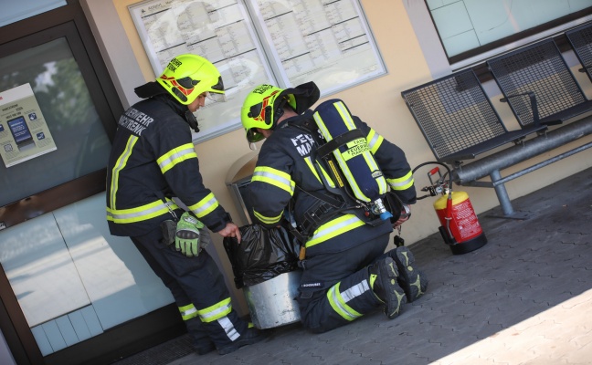 Brandeinsatz: Glosender Abfall in einem Mistkübel am Bahnhof in Marchtrenk