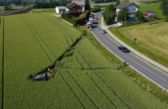 Autolenkerin bei Schlierbach von Strae abgekommen und in Getreidefeld berschlagen