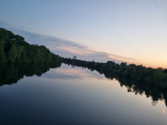 Treibendes Stand-Up-Paddle und Hut lsten Suchaktion in der Traun in Thalheim bei Wels aus