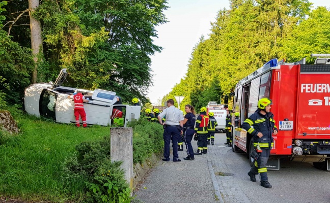 Lenkerin nach schwerem Verkehrsunfall in Eggelsberg aus umgestürztem Fahrzeug befreit