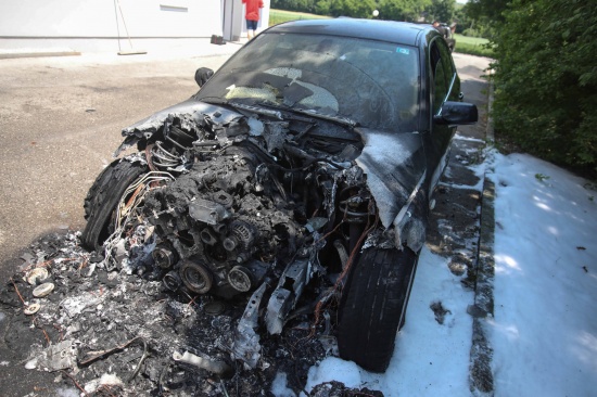 Motorraum eines Autos in Bad Wimsbach-Neydharting in Flammen aufgegangen