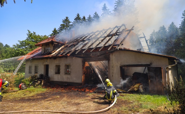Großeinsatz der Feuerwehren bei Vollbrand eines Hauses am Waldrand in Natternbach