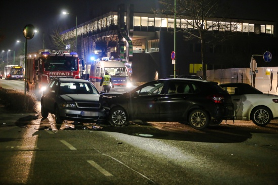 Vier Verletzte bei Kreuzungscrash am Abend in Wels-Lichtenegg