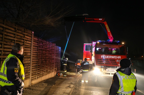 Straßenbeleuchtungsmast drohte umzustürzen - Unfalllenker beging Fahrerflucht