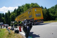 Tödliche Kollision zwischen Motorrad und LKW auf Mauerkirchener Straße bei Moosbach