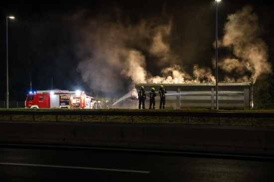 Brand eines LKW mit Aluminium-Schrott auf Pyhrnautobahn in Schlierbach sorgt fr Groeinsatz