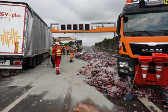 LKW-Sattelzug auf Westautobahn bei Enns in Baustellenabsicherungsfahrzeug der ASFINAG gekracht