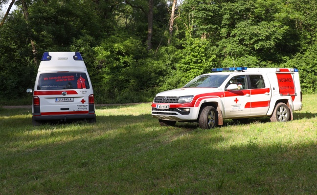 Person bei morschem Steg verletzt - Feuerwehr- und Notarzteinsatz bei Personenrettung in Hörsching