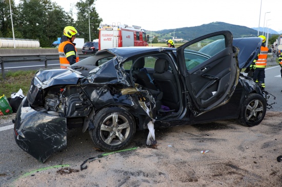 Gegen Anpralldmpfer: Vier Verletzte bei schwerem Verkehrsunfall auf Pyhrnautobahn in Schlierbach