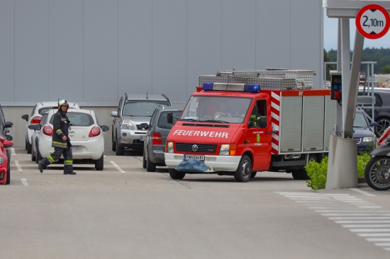 Feuerwehr und Notarzthubschrauber bei Personenrettung nach Arbeitsunfall in Pettenbach im Einsatz