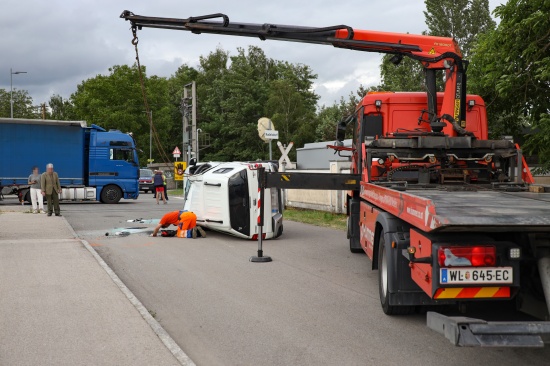 Auto bei heftiger Kreuzungskollision mit LKW in Hrsching berschlagen