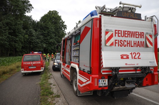Aufr�umarbeiten nach Verkehrsunfall in Fischlham