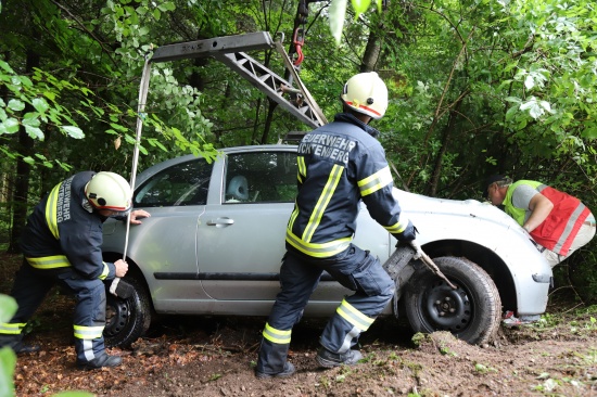 Autolenkerin bei Lichtenberg mit Auto in Waldböschung gelandet