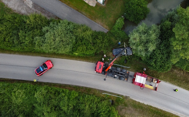 Auto bei Verkehrsunfall in Wels-Waidhausen beinahe in Teich und kleinem Bach gelandet