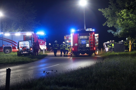 Tdlicher Verkehrsunfall: Kleintransporter bei Heiligenberg gegen Baum gekracht