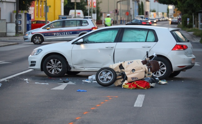 Motorradlenker bei Kollision mit ausparkendem Auto in Wels-Innenstadt schwerst verletzt