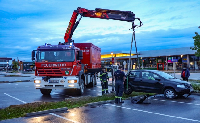 Auto steckte auf Parkplatz eines Einkaufszentrums in Wels-Schafwiesen im Regenwassersickerstreifen