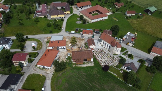 Kleinkind (2) nach Sturz in einen Pool in Pollham in Linzer Klinikum gestorben