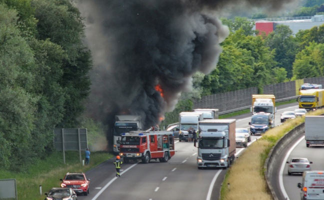 LKW-Brand auf Innkreisautobahn bei Ort im Innkreis sorgt für größeren Einsatz der Feuerwehren