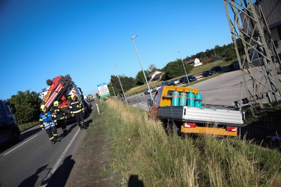 Pritschenwagen auf Wiener Strae bei Marchtrenk von Fahrbahn abgekommen