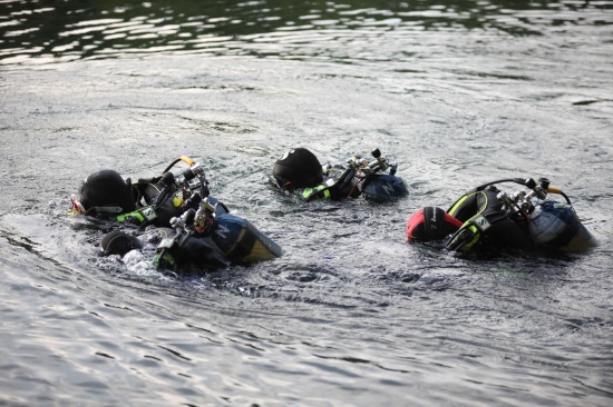 Fotodrohne, Autokennzeichen und Kreditkarte durch Taucher der Feuerwehr aus der Traun geborgen