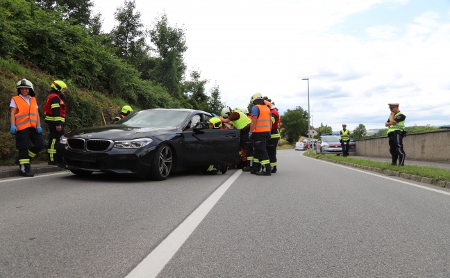 Kollision zwischen PKW und Rettungswagen in Wilhering endet glimpflich