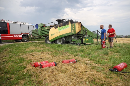 Brand einer Strohpresse auf einem Feld in Sattledt