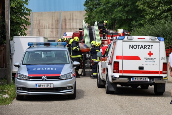 Personenrettung: Verletzte Person in Hrsching mittels Drehleiter vom Garagendach gerettet