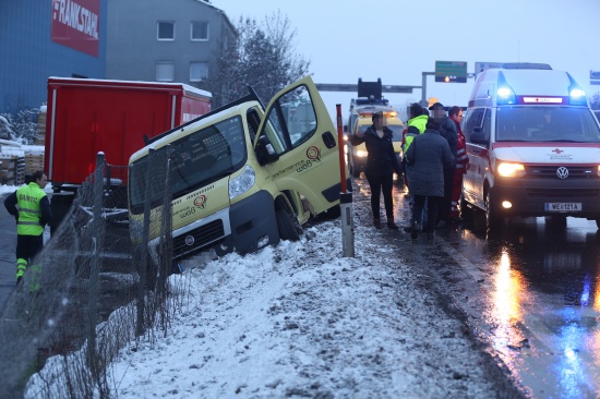 Eine verletzte Person bei Verkehrsunfall im dichten Abendverkehr in Wels-Pernau
