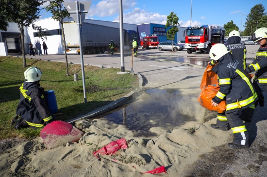 Hunderte Liter Diesel aus beschdigtem LKW-Tank fluteten Parkplatz in Sattledt