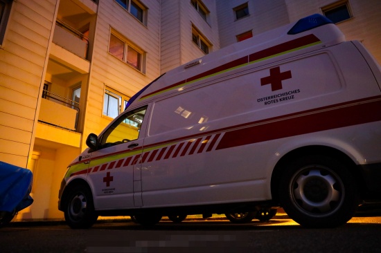 Drei Feuerwehren bei gemeldetem Brand in Mehrparteienhauswohnung in Leonding im Einsatz