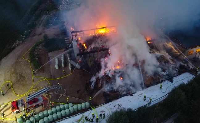 Zwölf Feuerwehren bei Brand des Heu- und Strohlagers eines Ziegenhofes in Nußbach im Einsatz