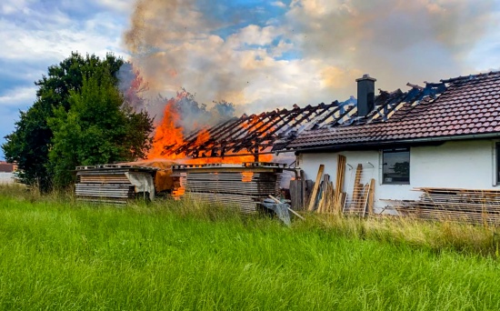 Acht Feuerwehren bei Brand eines Stadls in Altheim im Einsatz