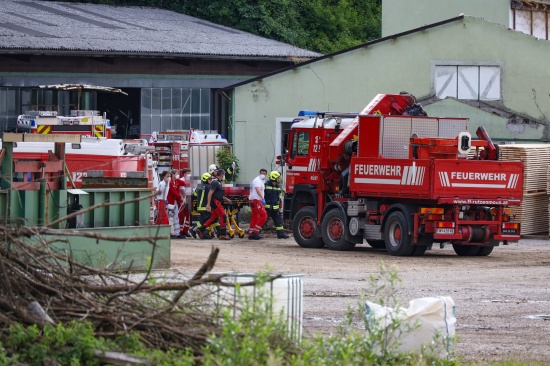 Personenrettung: Schwerstverletzter bei Unfall auf Gelände eines alten Säge- und Hobelwerks in Regau