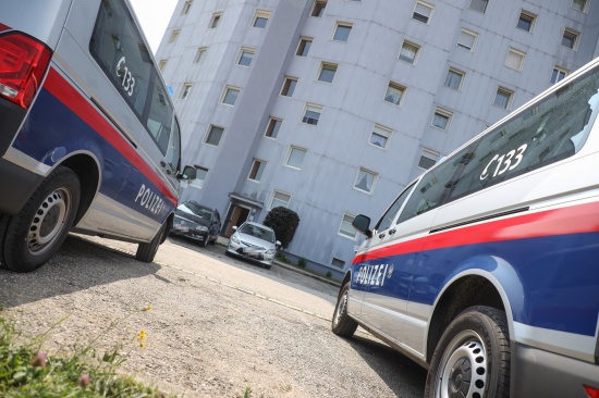 Messerattacke: Frau (37) in einer Wohnung in Asten von Ehemann mit Messer schwer verletzt