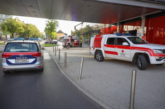 Einsatzkrfte bei Personenrettung im Bahnhofsbereich in Wels-Innenstadt im Einsatz