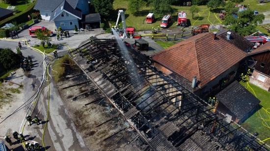 15 Feuerwehren bei Brand in einem Sägewerk in Frankenburg am Hausruck im Einsatz