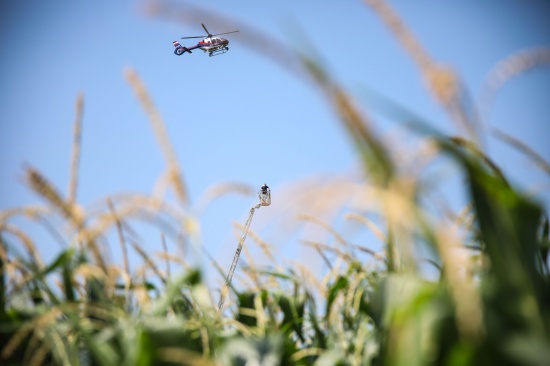 Polizeihubschrauber und Drehleiter der Feuerwehr bei Fahndung in Wels-Puchberg im Einsatz