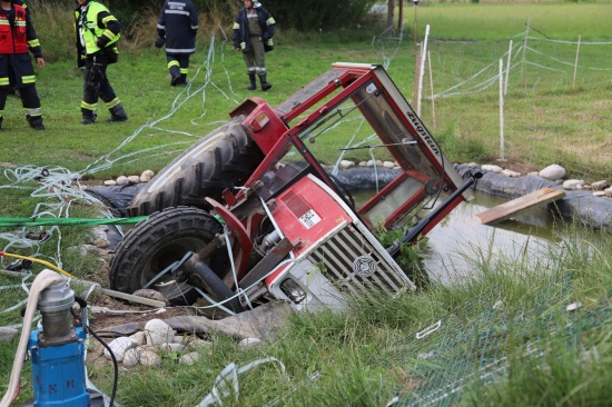 Traktorlenker verlor in Mitterkirchen im Machland während Fahrt Bewusstsein und landete in Ententeich